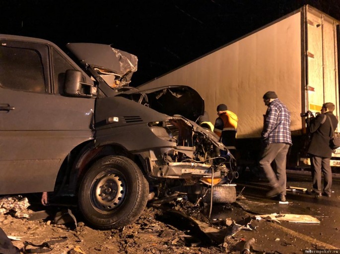 “Mercedes” “Volvo” ilə toqquşdu: 8 ukraynalı öldü