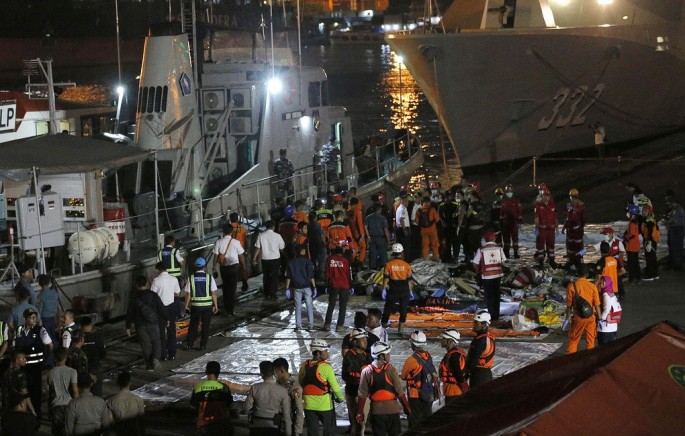 İndoneziyada təyyarənin qəzaya uğradığı yerdən 10 nəfərin meyiti tapılıb – VİDEO