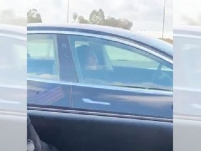 Sürücü 120-lə gedən avtomobildə yatdı - VİDEO