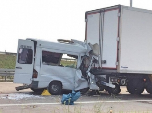 Mikroavtobus yük maşınına çırpıldı: 6 ölü, 2 yaralı