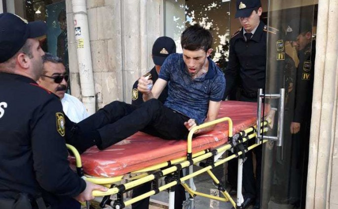 Halı pisləşən şəxs polis əməkdaşlarının köməkliyi ilə xəstəxanaya çatdırılıb - FOTO