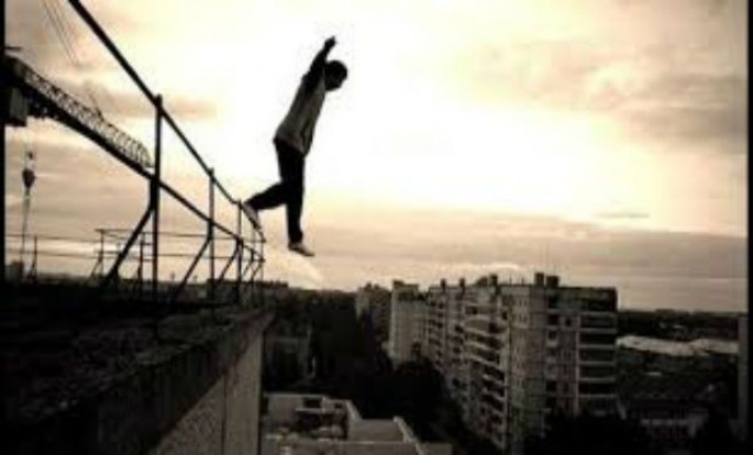 Pulunu ala bilməyən fəhlə özünü körpüdən atmaq istədi - Bakıda