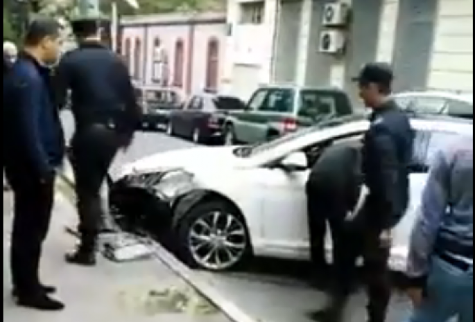 Bakıda maşın dirəyə çırpıldı: 1 yaralı - VİDEO