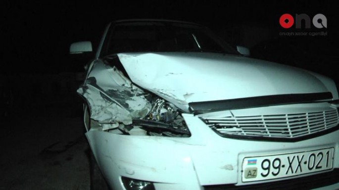 Bakıda minik avtomobili qəzaya uğradı: sürücü xəsarət alıb - VİDEO