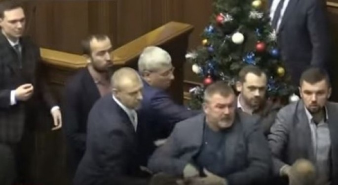 Deputatlar əlbəyaxa davaya qalxdı - VİDEO