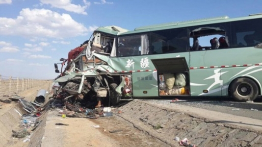 Sərnişin avtobusu yük maşını ilə toqquşdu: 15 ölü, 60 yaralı