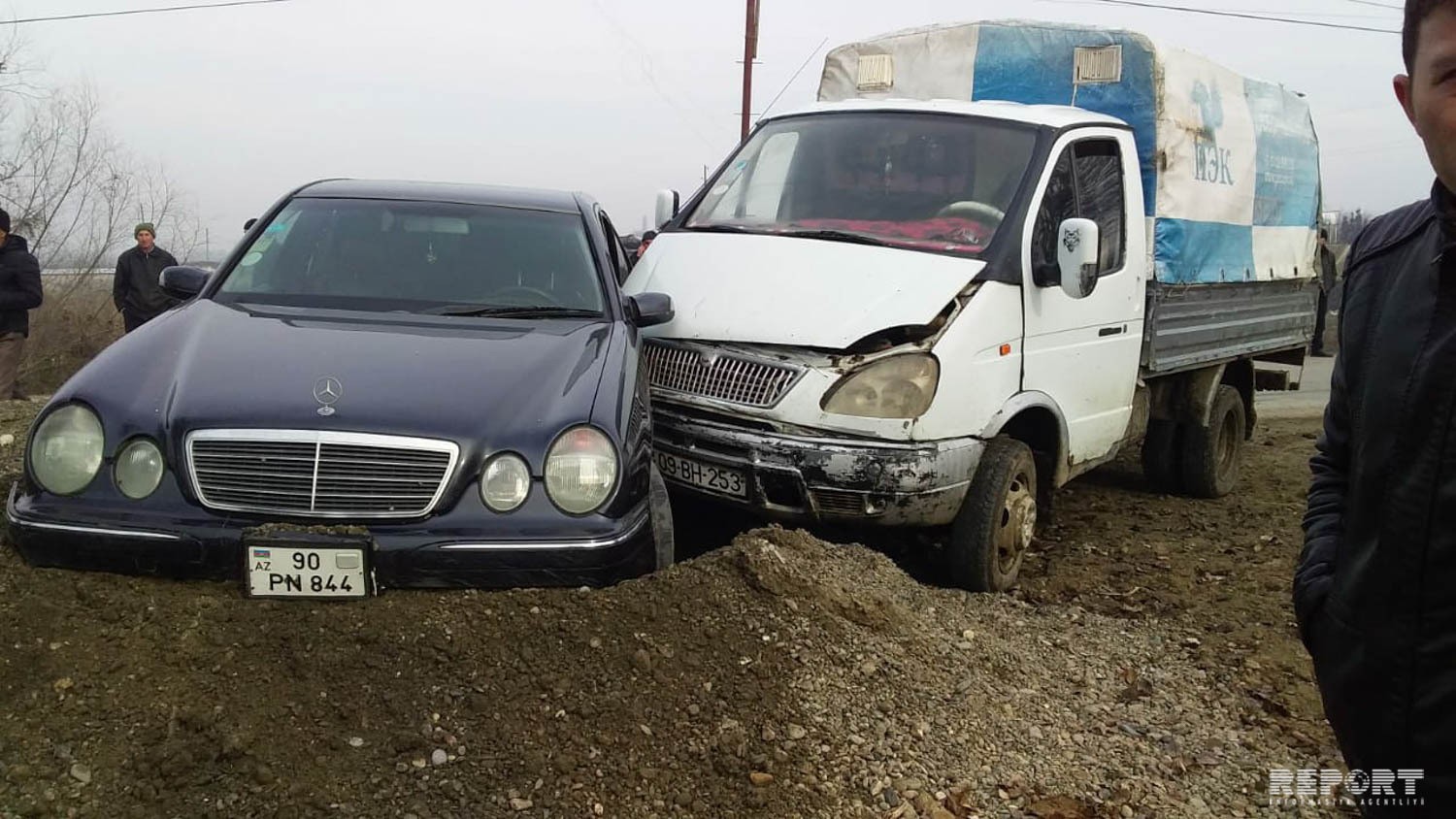 Ağdaşda yük maşını minik maşını ilə toqquşdu: xəsarət alan var - FOTO