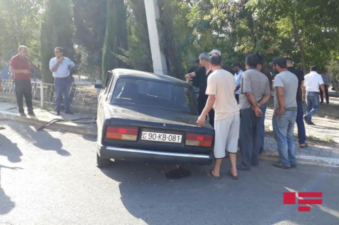 Şirvanda avtomobil beton dirəyə çırpıldı: 4 nəfər xəsarət alıb - FOTO