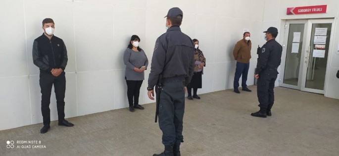 Gədəbəydə polislər sakinlərə maska payladı - FOTO