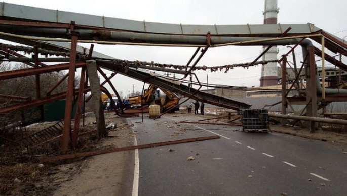 Yük maşınının hündürlüyünü nəzərə almayan sürücü körpünü uçurdu - VİDEO