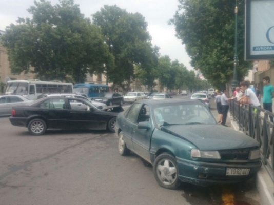 "BMW" və "Opel" toqquşdu: yaralı var - FOTO