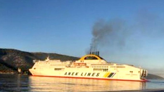 Göyərtəsində 600-dan çox insanın olduğu gəmidə yanğın baş verib – VİDEO