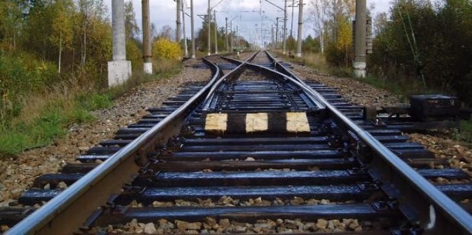 Azərbaycanda qatar avtomobillə toqquşdu: Ölənlər var - FOTO