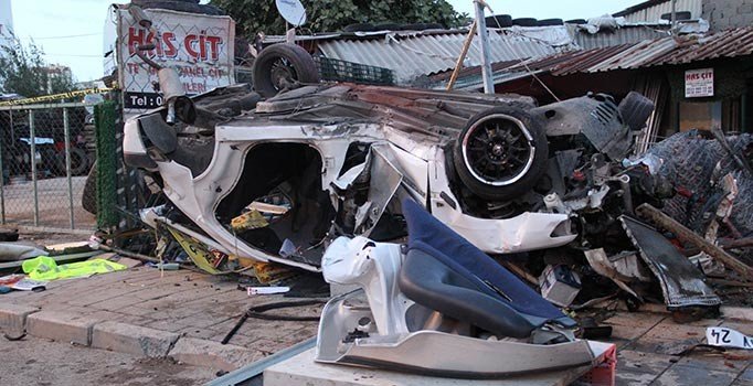 Dəhşətli qəza: avtomobil bu hala düşdü - VİDEO