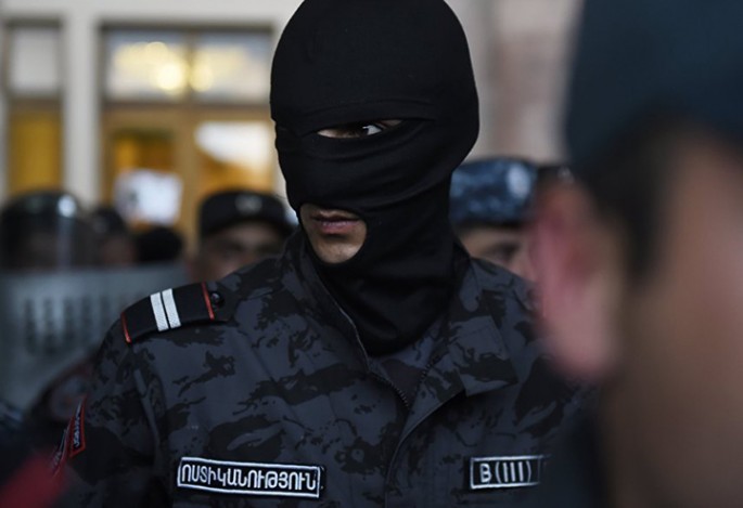 Naməlum şəxs qumbara ilə hökumət binasını partlatmaq istəyib