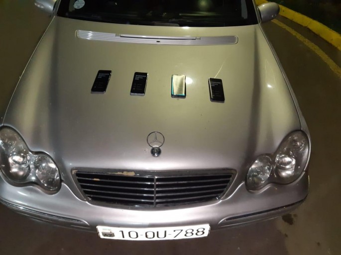 Avtomobildən qanunsuz mobil telefonlar aşkarlanıb - FOTO