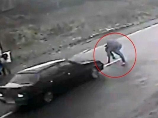 Ata övladını ölümdən son anda qurtardı - VİDEO