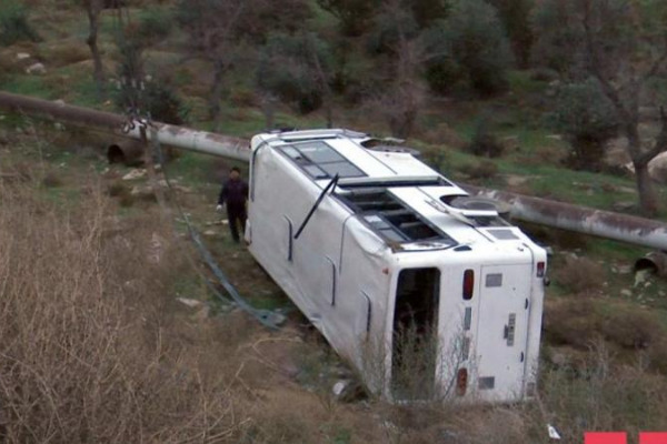 Bakıda dəhşətli qəza: Avtobus dərəyə aşdı, içindəki sərnişinlər... - VİDEO