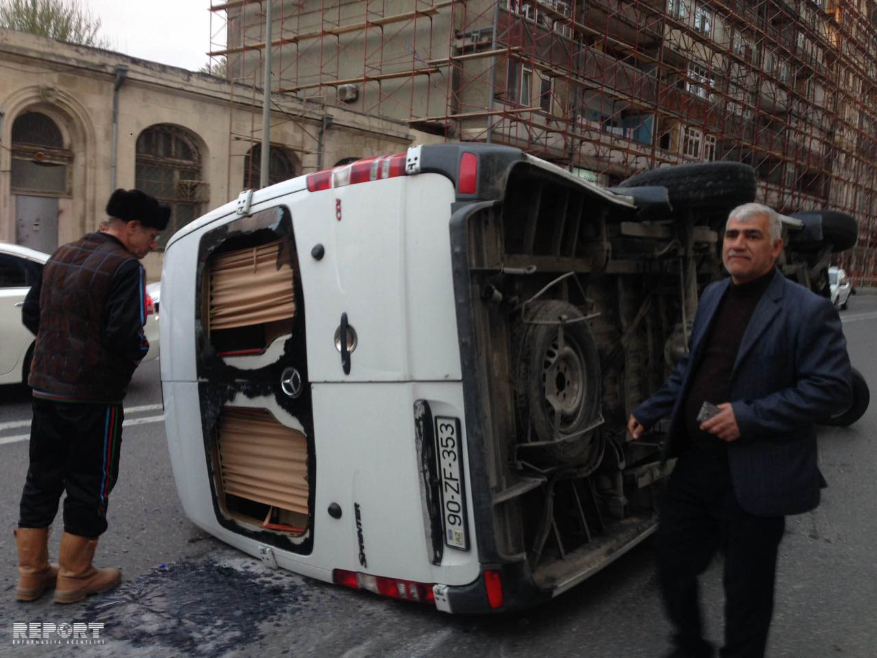 Bakıda mikroavtobus aşdı: 3 nəfər xəsarət alıb - FOTO