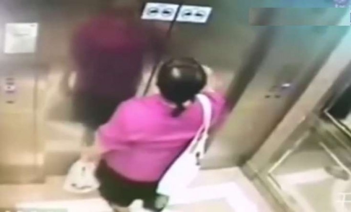 Liftə minmək istəyən qadın Şok yaşadı - VİDEO