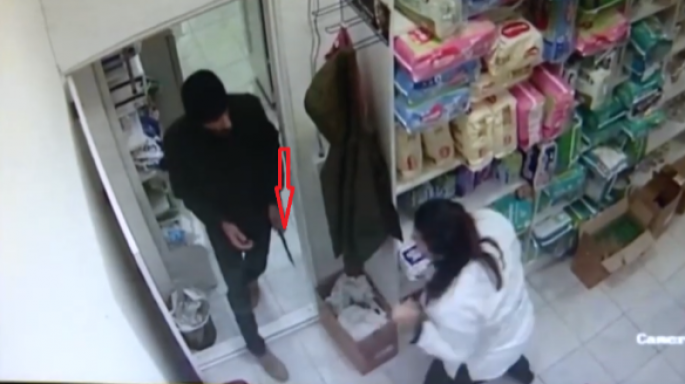 Bakıda aptekə basqın edilib - VİDEO