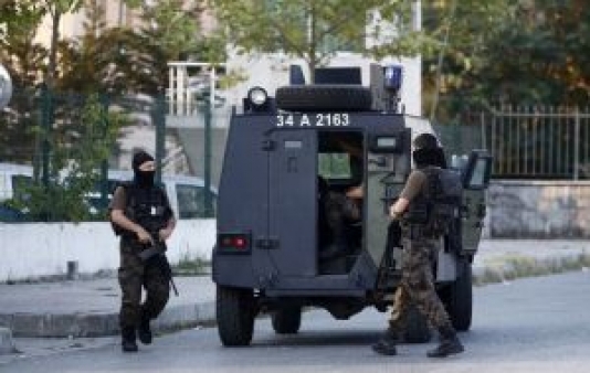 Polis şübhəli avtomobilə atəş açıb - İstanbulda