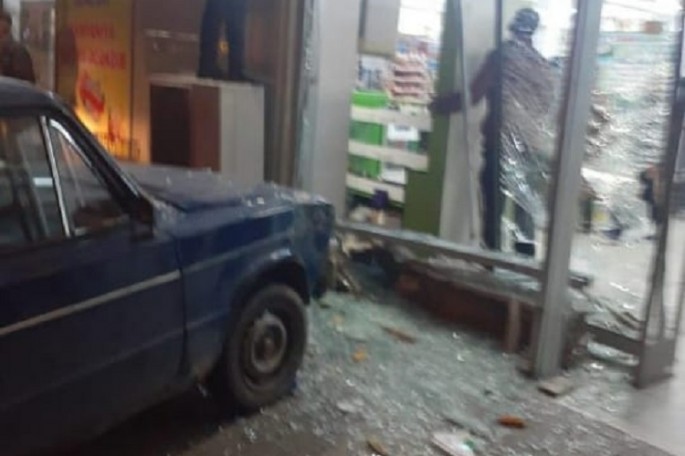 Sumqayıtda avtomobil marketə çırpılıb