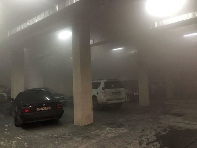 Bakıda avtosalon yandı