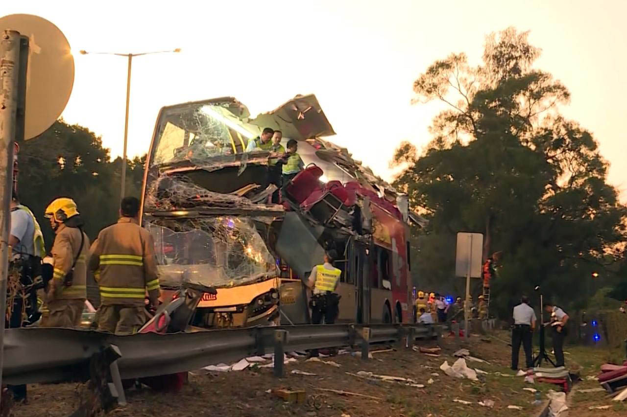 İki mərtəbəli avtobus ağaca çırpıldı: 6 ölü, 30 yaralı - FOTO