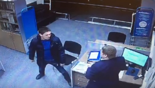 Sərnişin hava limanı işçisini döydü - VİDEO