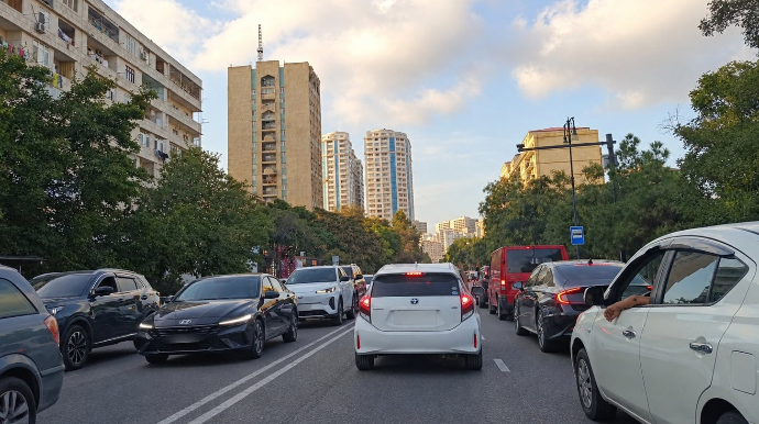 Fərdi avtomobil sayı artır; ictimai nəqliyyat sistemi necə qurulmalıdır? 
