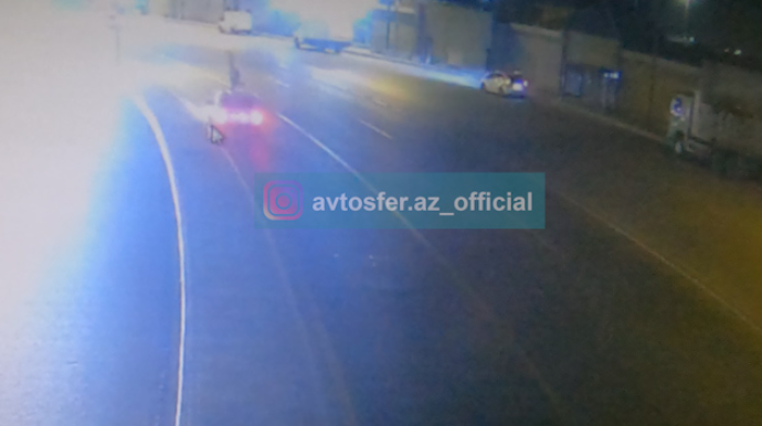 Bakıda piyada qaçaraq özünü "Niva"nın altına atdı - ANBAAN VİDEO