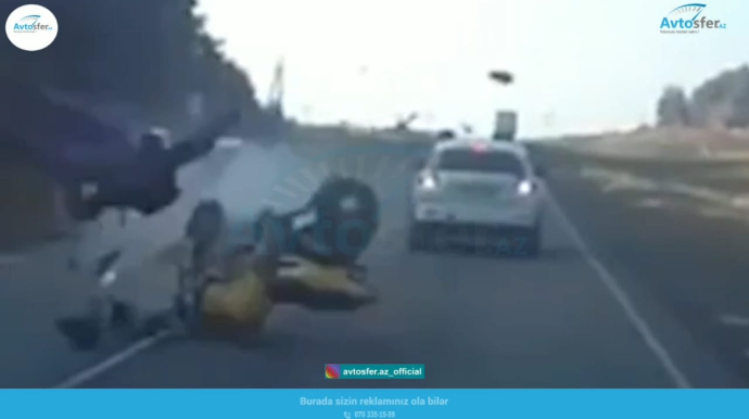 Ötmə manevri edən minik avtomobili motosikletçini vurub havaya uçurdu   - VİDEO