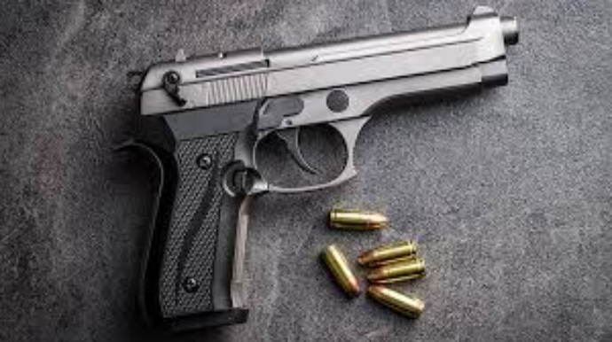 Bakıda qadın atasının tapançasını polisə təhvil verib