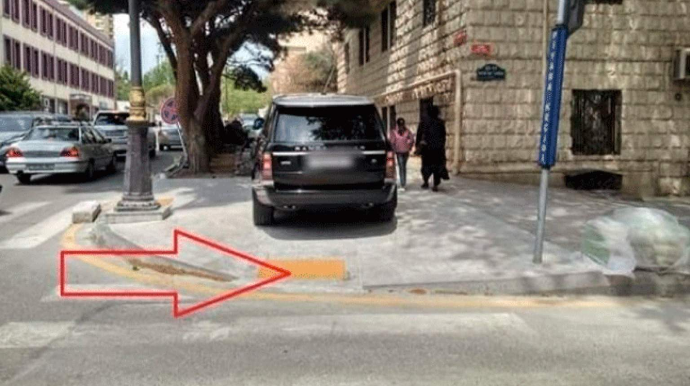 Səkini zəbt edib piyadaların yolunu kəsən sürücülər - 90-UU-749, 99-KA-803 - VİDEO