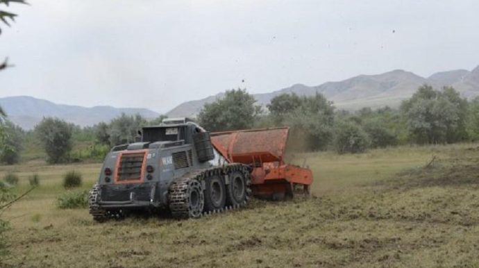 Minatəmizləmə əməliyyatlarına xüsusi zirehli ekskavatorlar cəlb olundu 