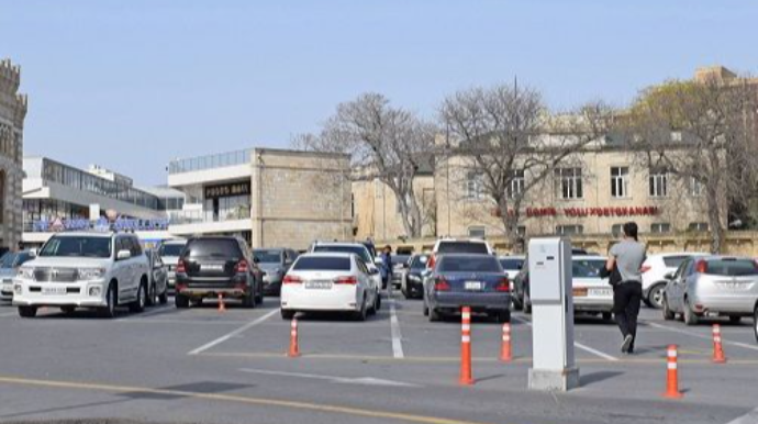 FHN avtomobillərini qanunsuz parklayan sürücülərə müraciət edib 