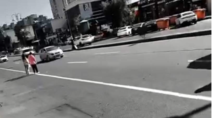 Bakıda zibil konteynerləri avtobus zolağına düzülüb, təhlükə var - VİDEO 