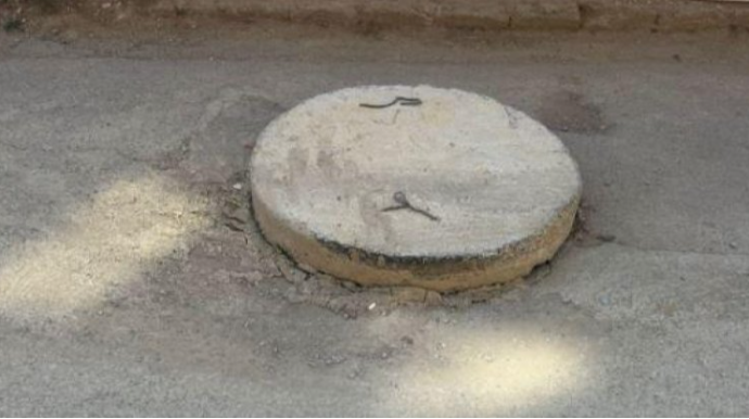 Xırdalanda kanalizasiya quyularına dəmir əvəzinə daş "qapaq"lar qoyulur - VİDEO 
