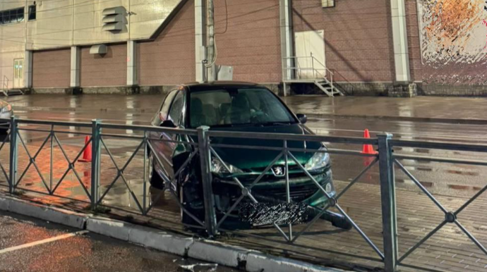 Maşında nasazlıq yarandığını görən qadını sürücü özünü yola atdı - VİDEO 