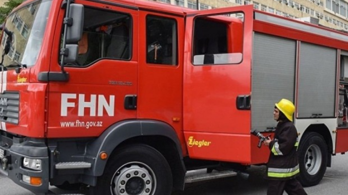 Bakıda birmərtəbəli ev yandı