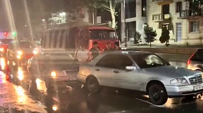 Zəncirvari qəzada 3 “Mercedes” toqquşdu   - VİDEO