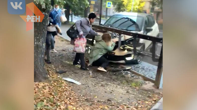 Крики и разбитые стекла: авто влетело в остановку под Калининградом  - ВИДЕО