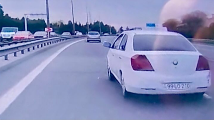 Dönmə işığını yandırıb zolaqdan-zolağa keçən sürücü - 99-LO-210   - VİDEO