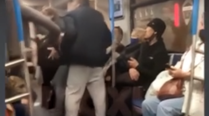 Metroda kişi yanında öskürən qadına hücum etdi - VİDEO 