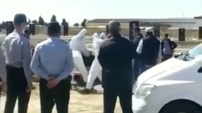 Azərbaycanda koronavirusdan ölən şəxsin dəfn görüntüləri - VİDEO