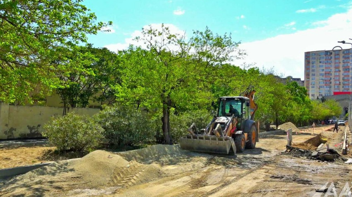 Bakının İsa bulağı küçəsinin bir hissəsi təmir edilir  - FOTO
