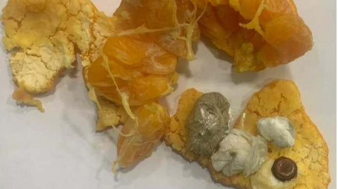 В Азербайджане заключенному пытались передать наркотики, спрятав их в мандарине