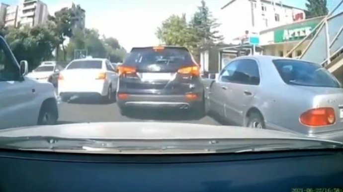 Bakıda "Hyundai" sürücüsü yol kənarında dayanan "Mercedes"i sürtüb qaçdı - VİDEO