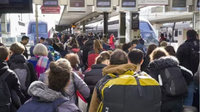 Tətillərlə əlaqədar dəmiryol nəqliyyatı iflic vəziyyətə düşüb 